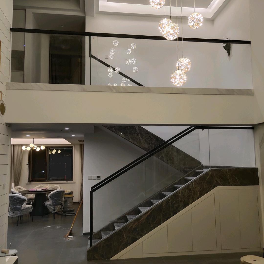 高洪伟      做楼梯护栏