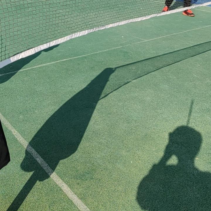 想打羽毛球