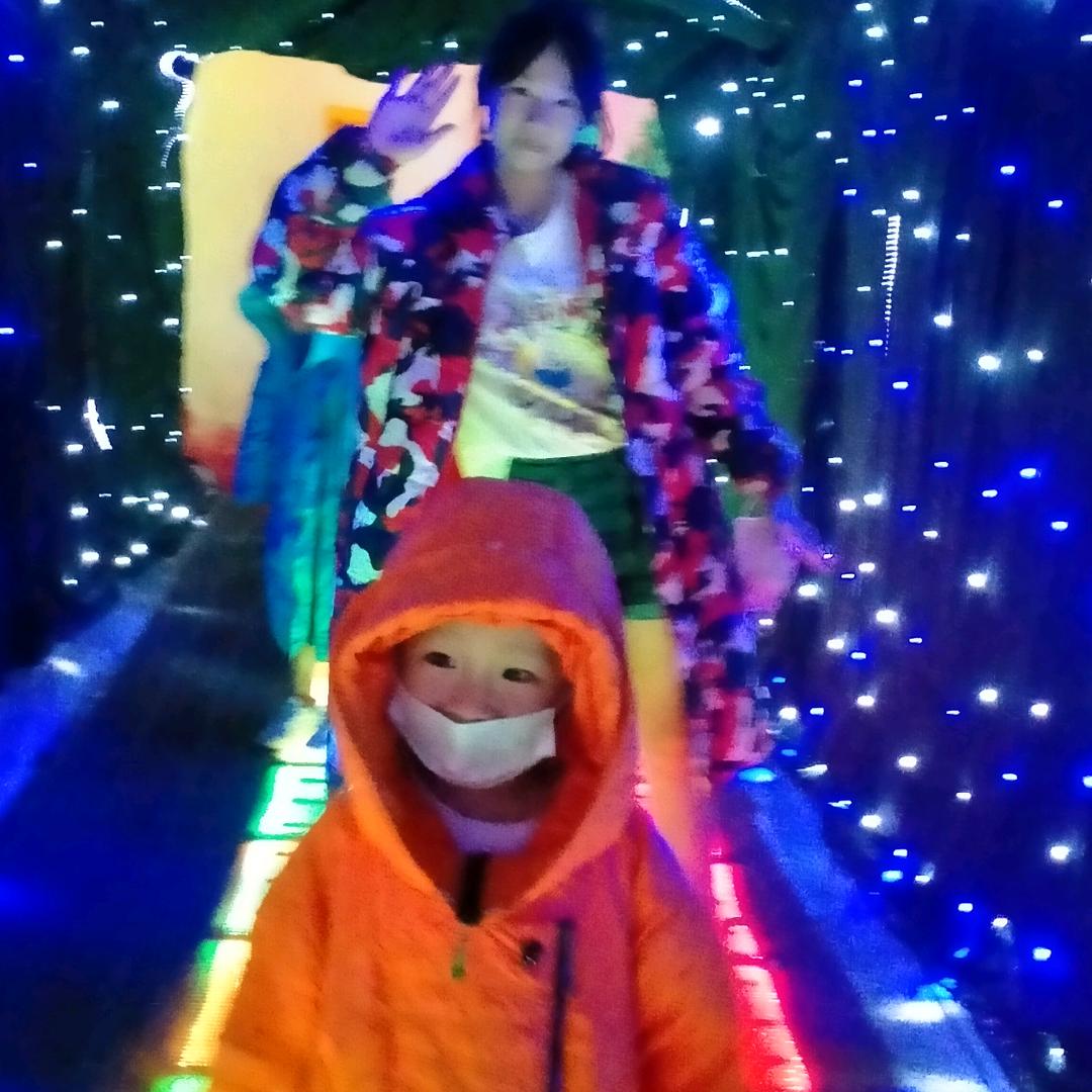 银色镶边