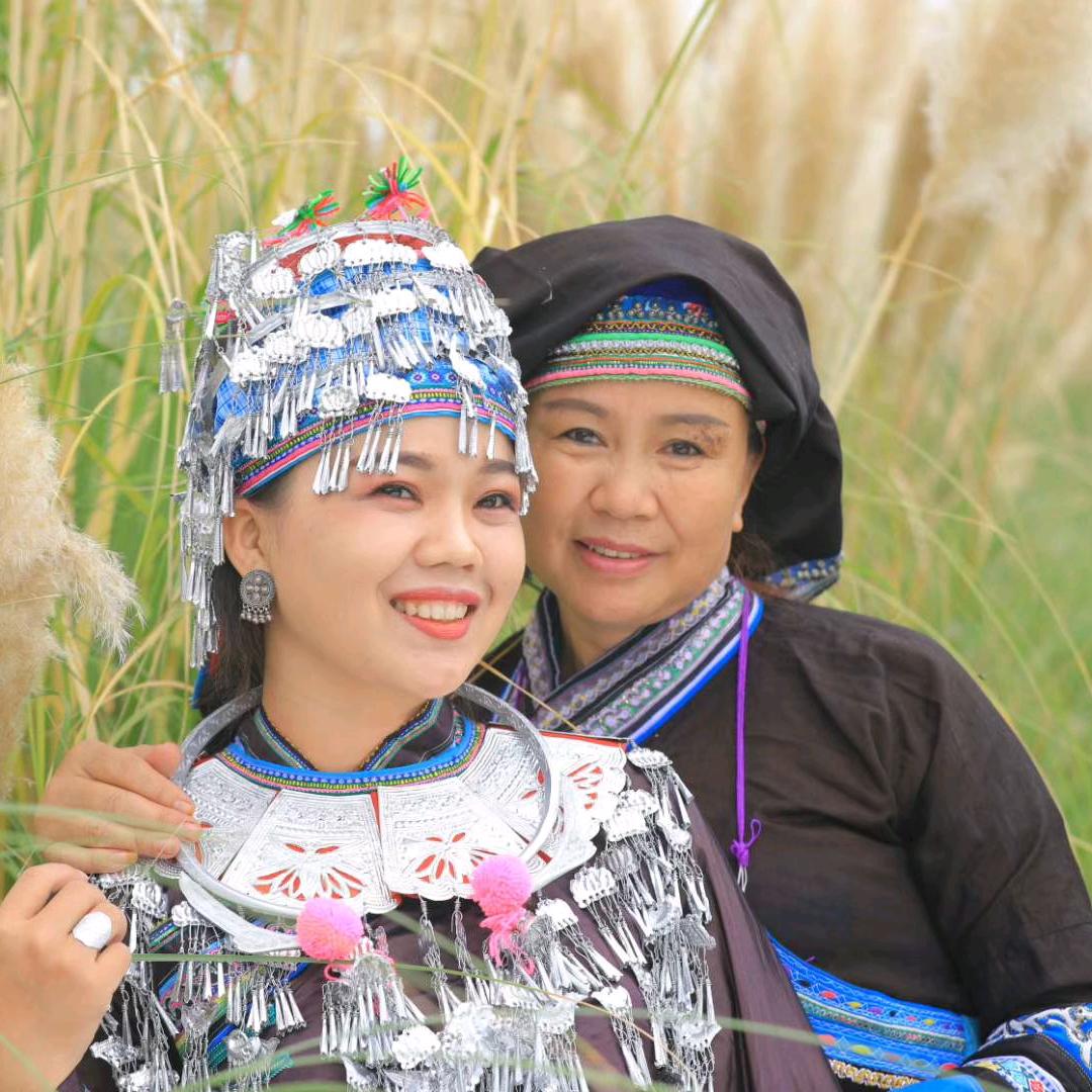 余芳（丘北壮乡酸汤鸡鱼火锅店）