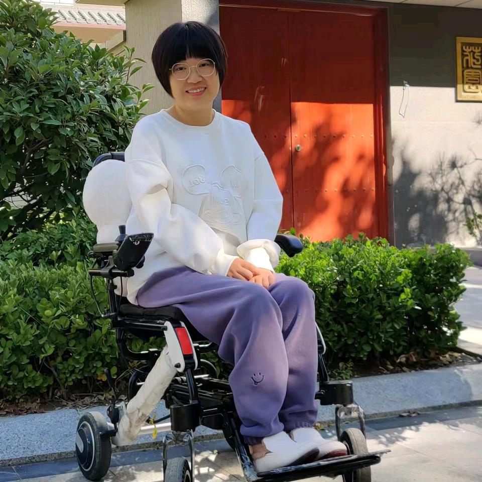 轮椅上的小秋
