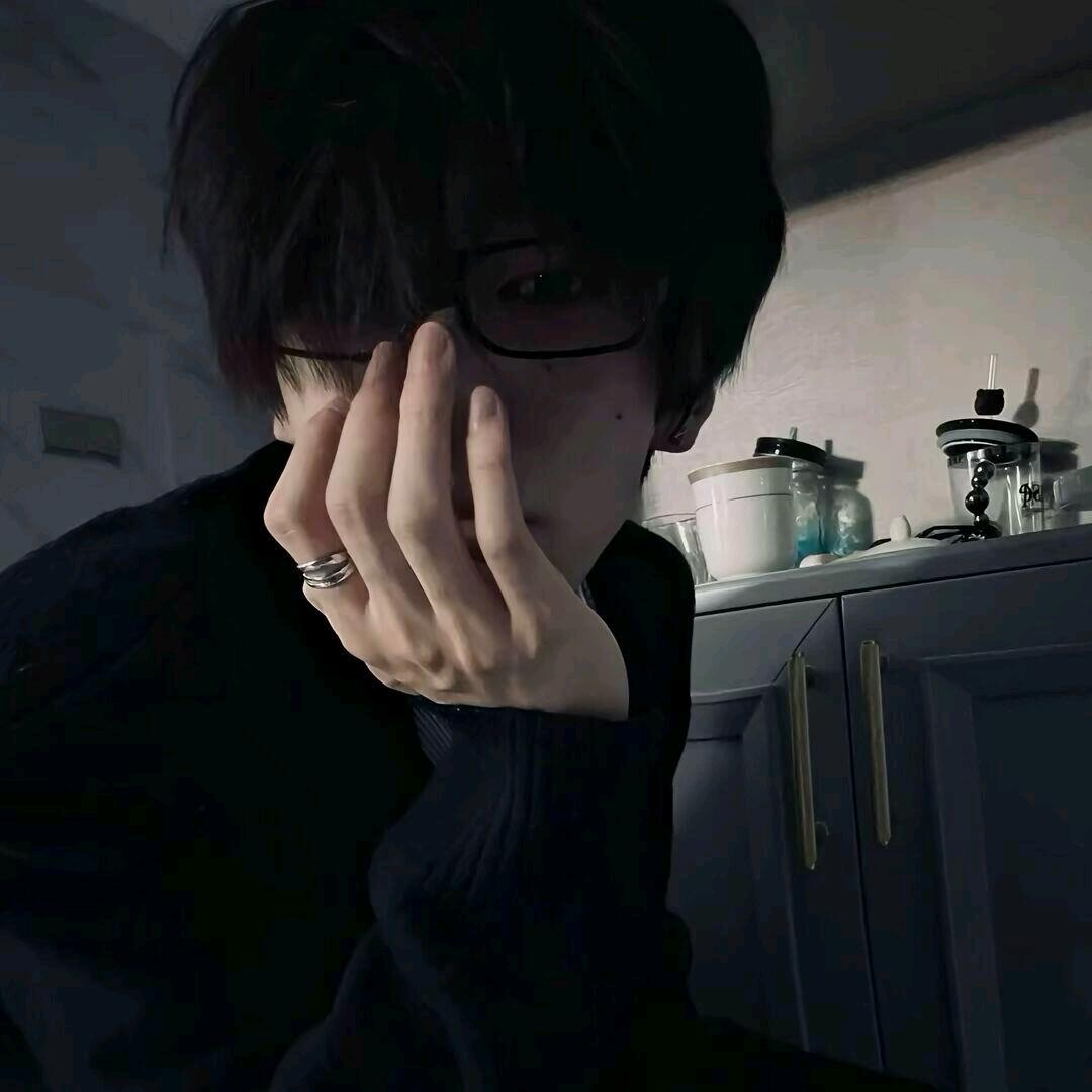 黑色毛衣