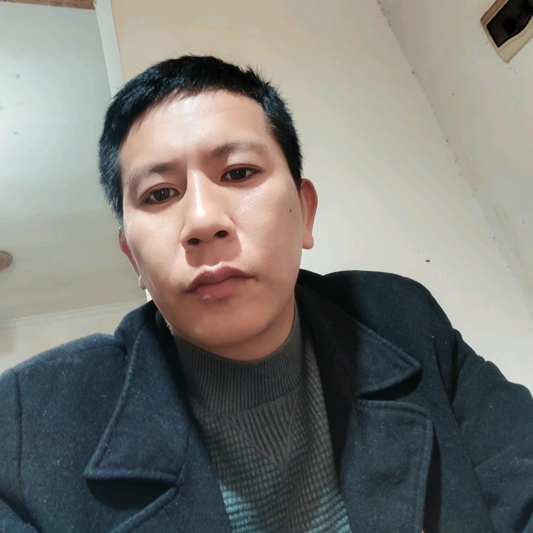 吸着烟徘徊街头