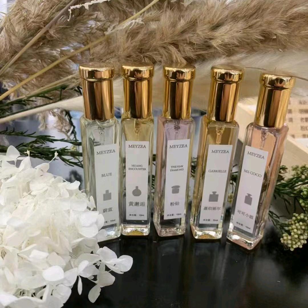 摆摊卖香水。纯