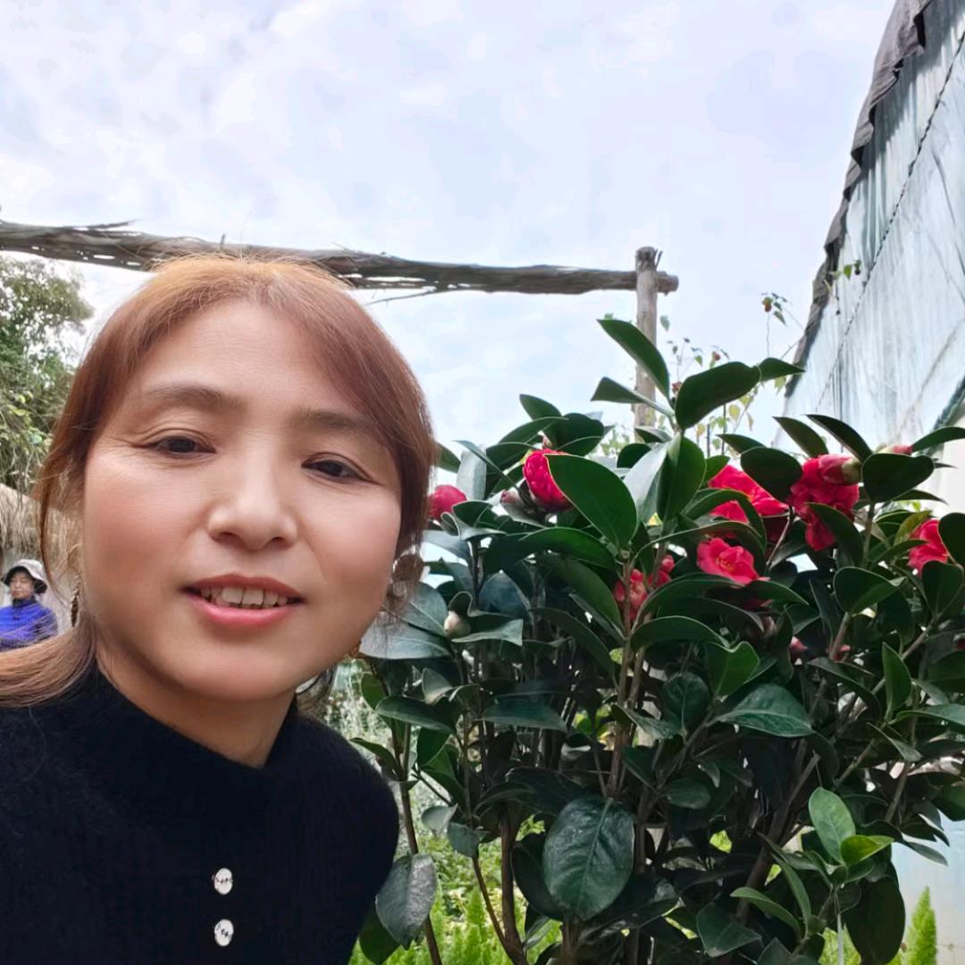 红梅喜欢唱歌……