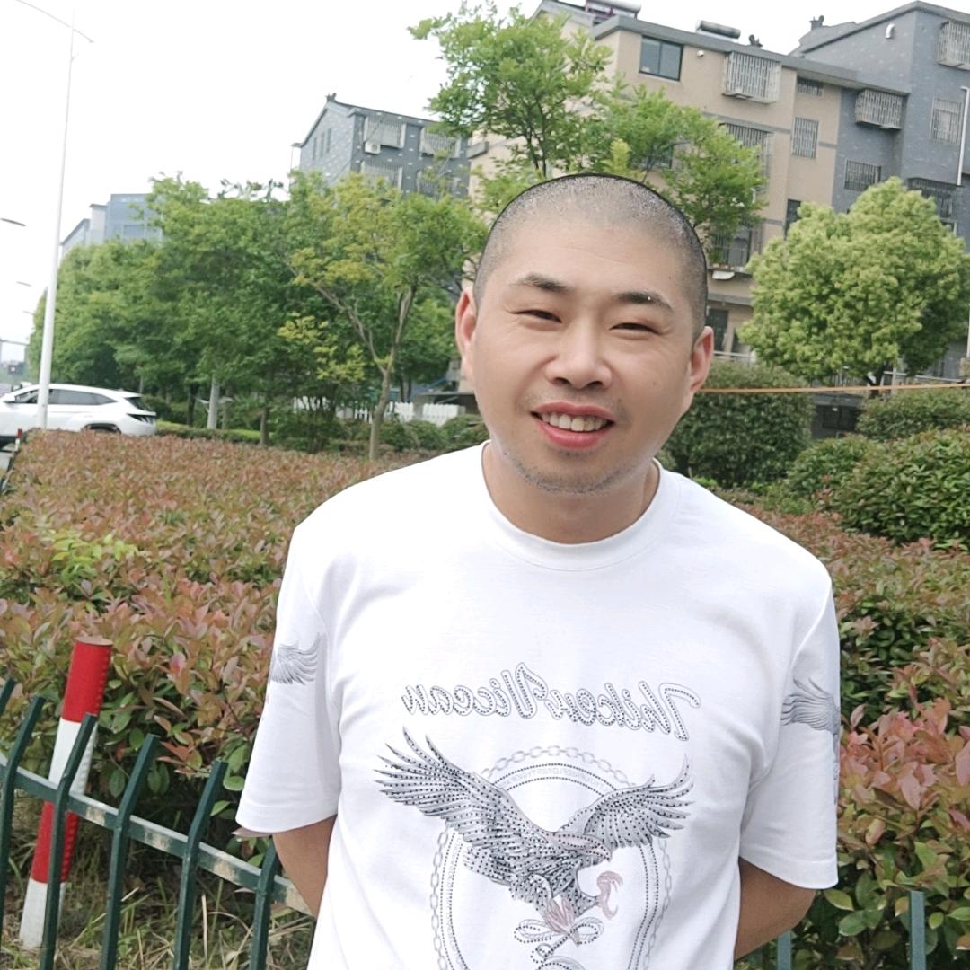 小林  在濮院做圆领加工厂  开了八年了