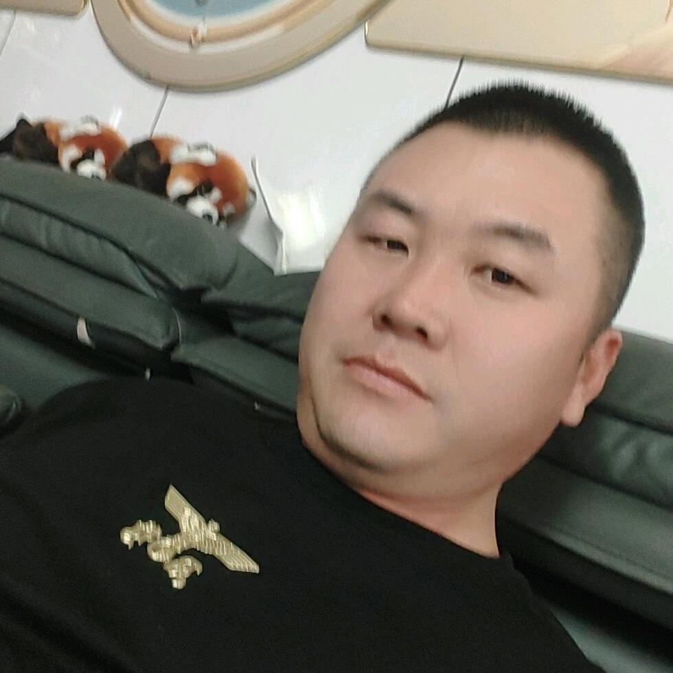 亮哥单身一人。