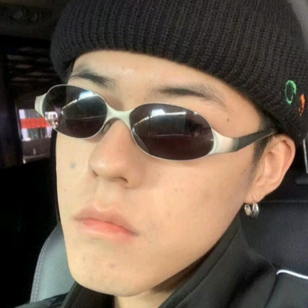 男铂万.