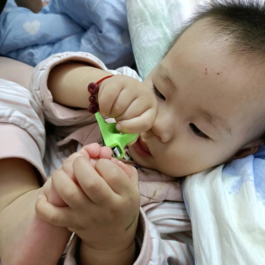 剪脚丫的小伙儿