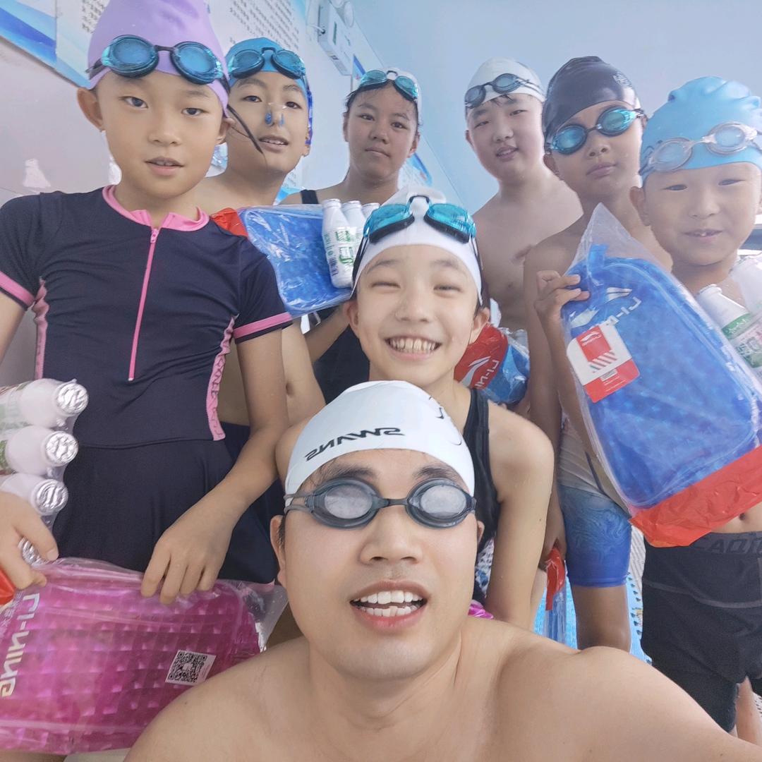 游泳教练李一