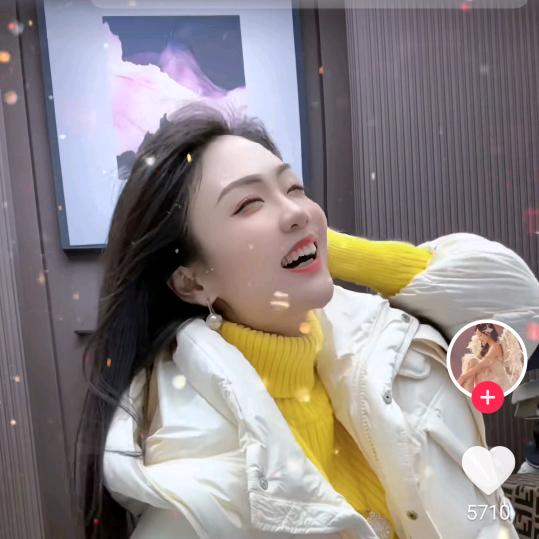 美美芳奢女装穿搭