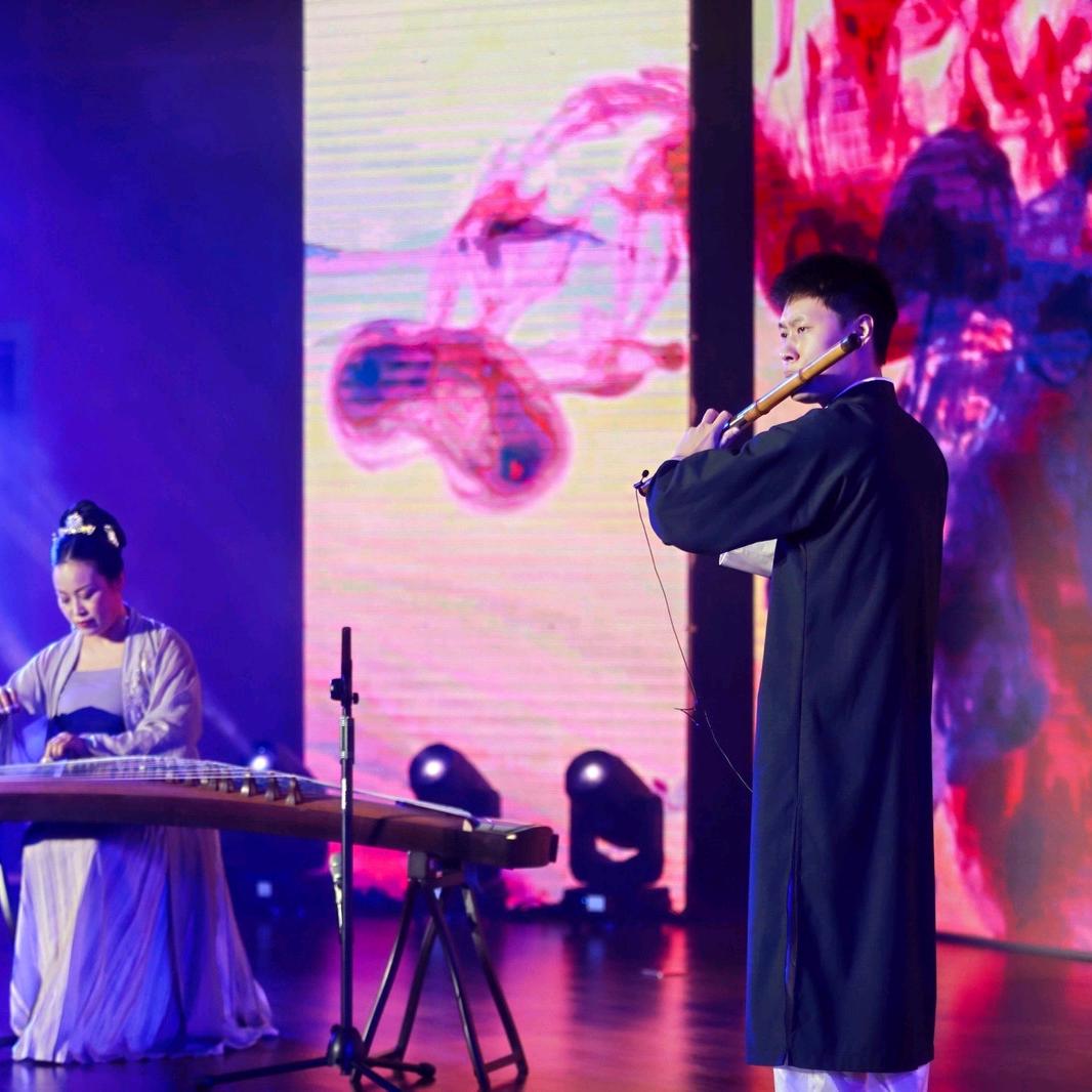 一个吹笛子的人