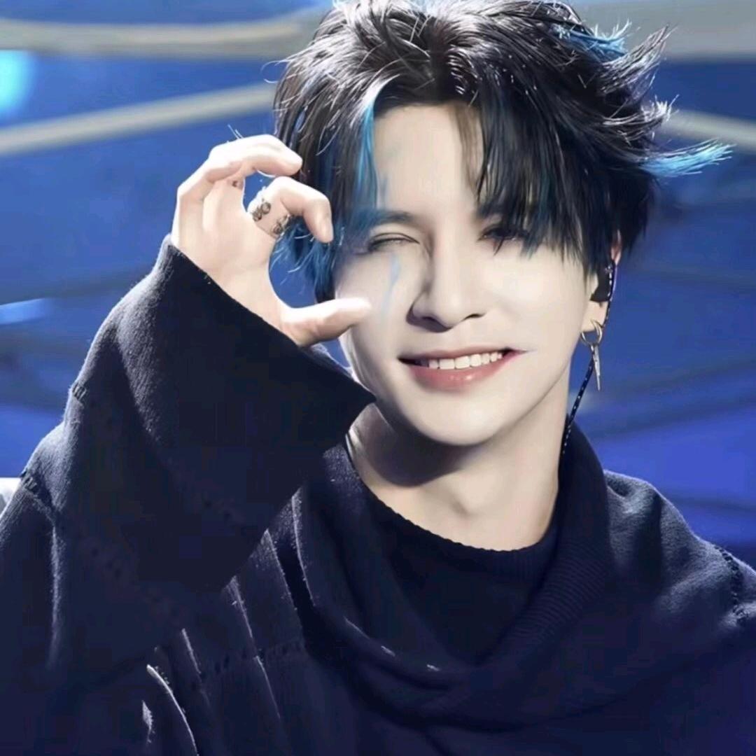 天天跑去夜店跳钢管舞勾引美女的性感公蟑螂