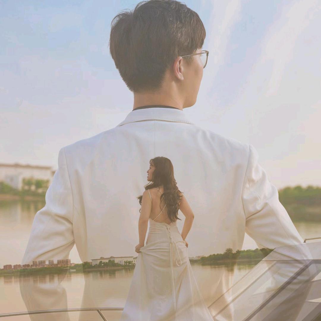 小李牵歆歆的手