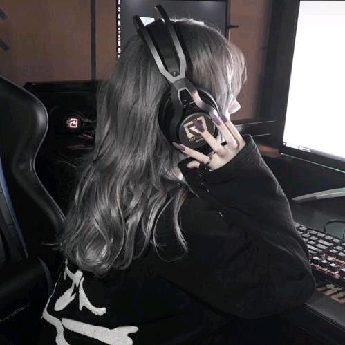 手拿菜刀割电线⚡