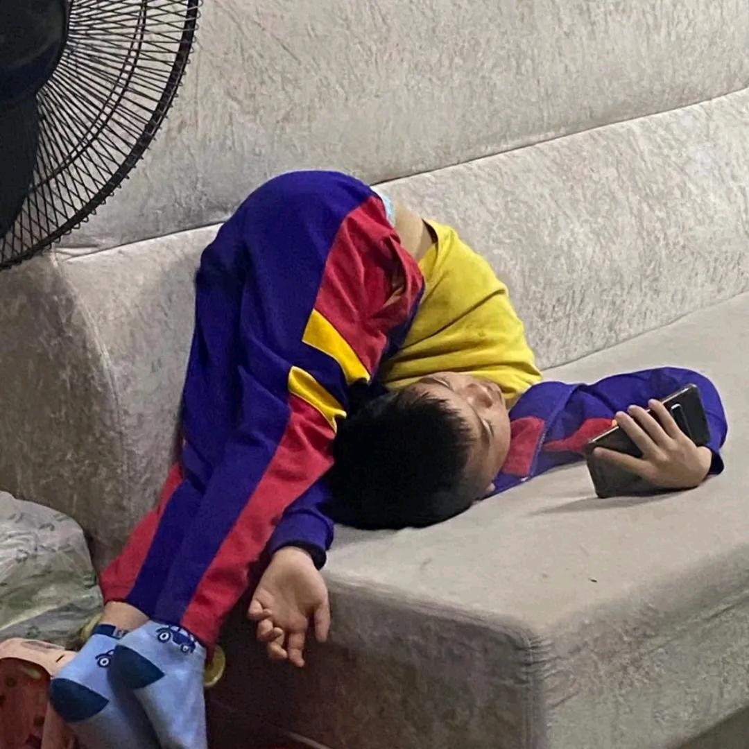 发呆的鼻涕熊
