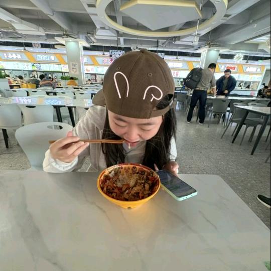 693.7万人