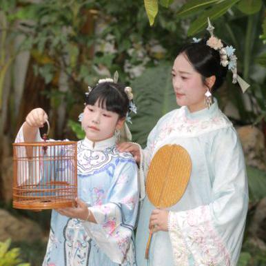 爱搬米的妈妈和爱跳舞的妞