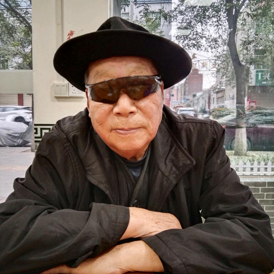 85岁爱玩抖音的老头