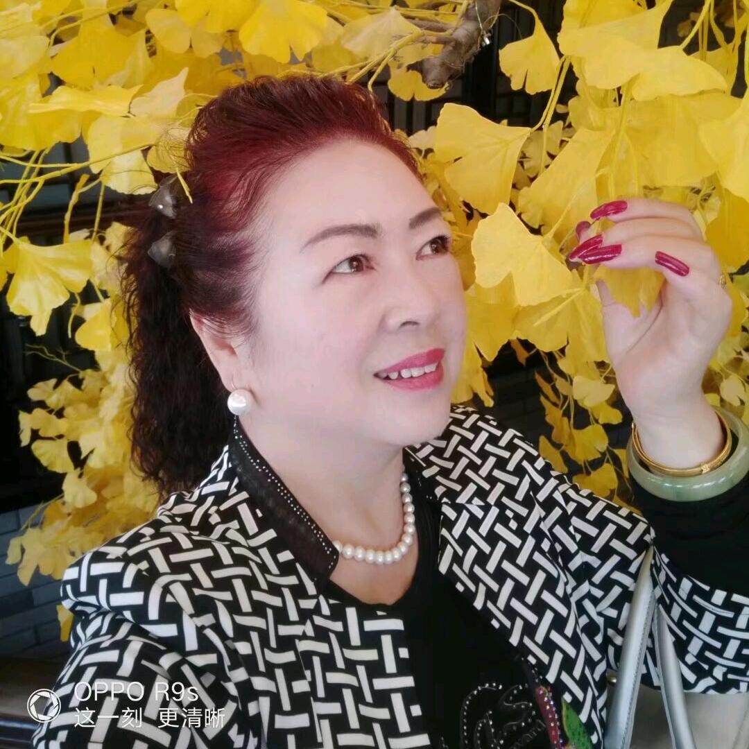 酒红色的卷发