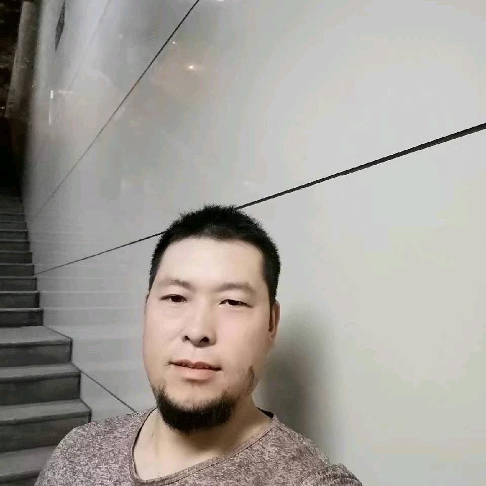 路灯下的恋人。