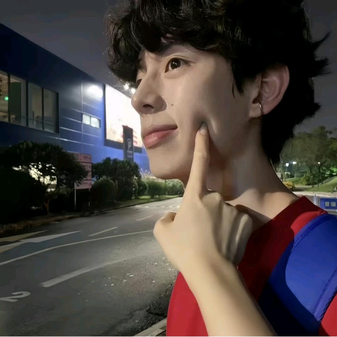 她说话有股孩子气