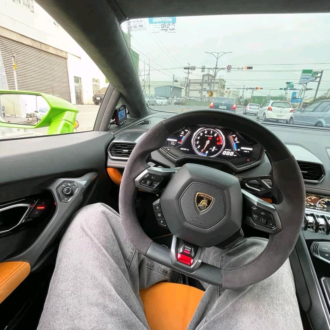 抱着奶瓶去蹦迪。