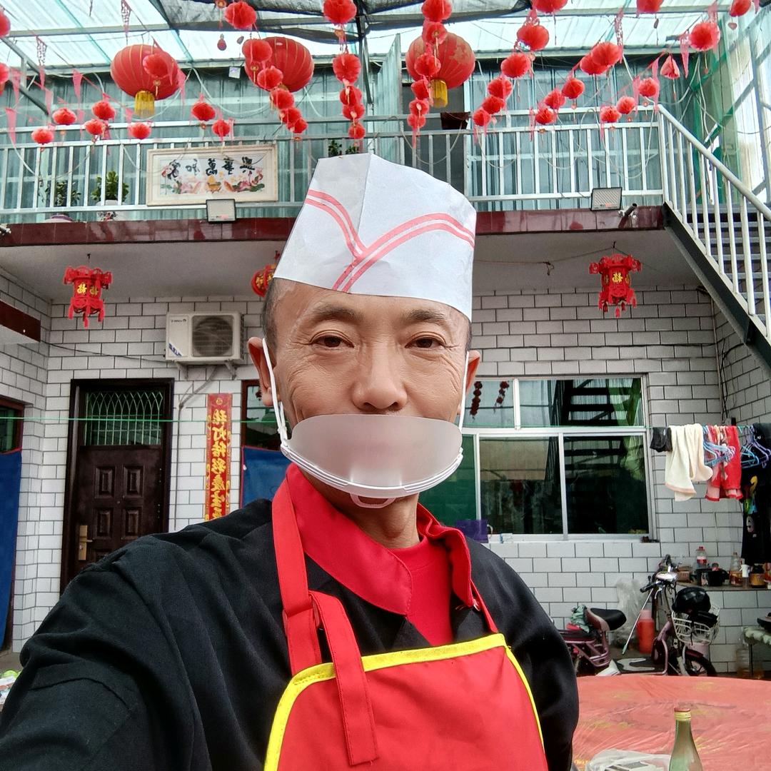 开心帅小伙熟食坊