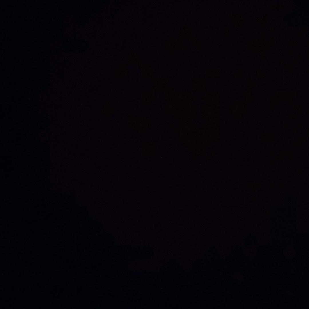 ，