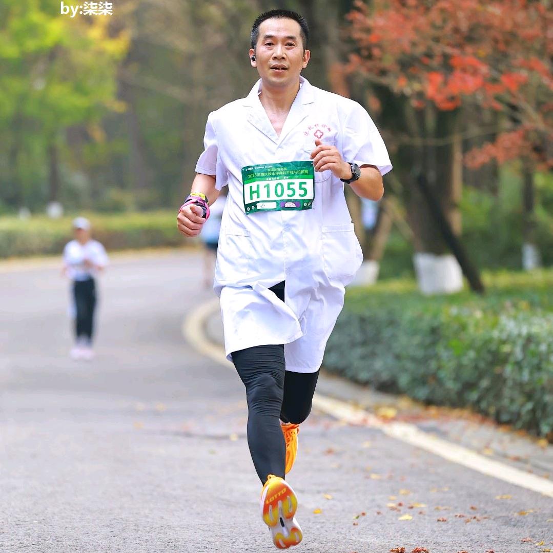 陈礼权（坐诊跑步吹笛子）