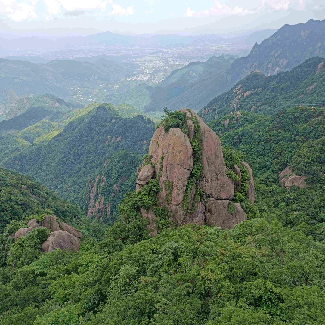 遥望九华峰