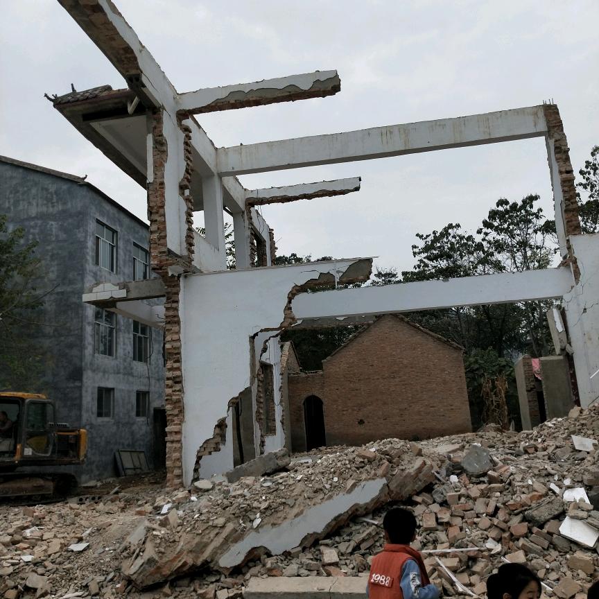 专业拆房，出售，建筑旧材料