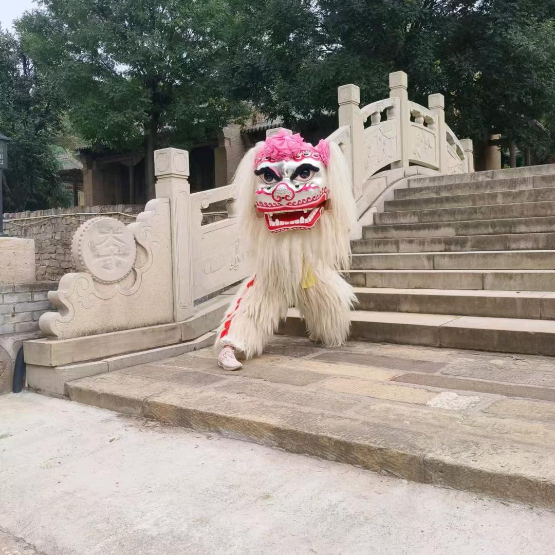 原阳三妮舞狮