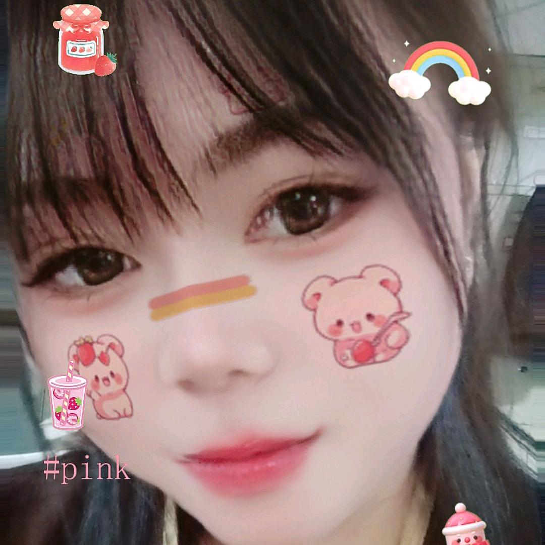 阳光下的微笑女孩