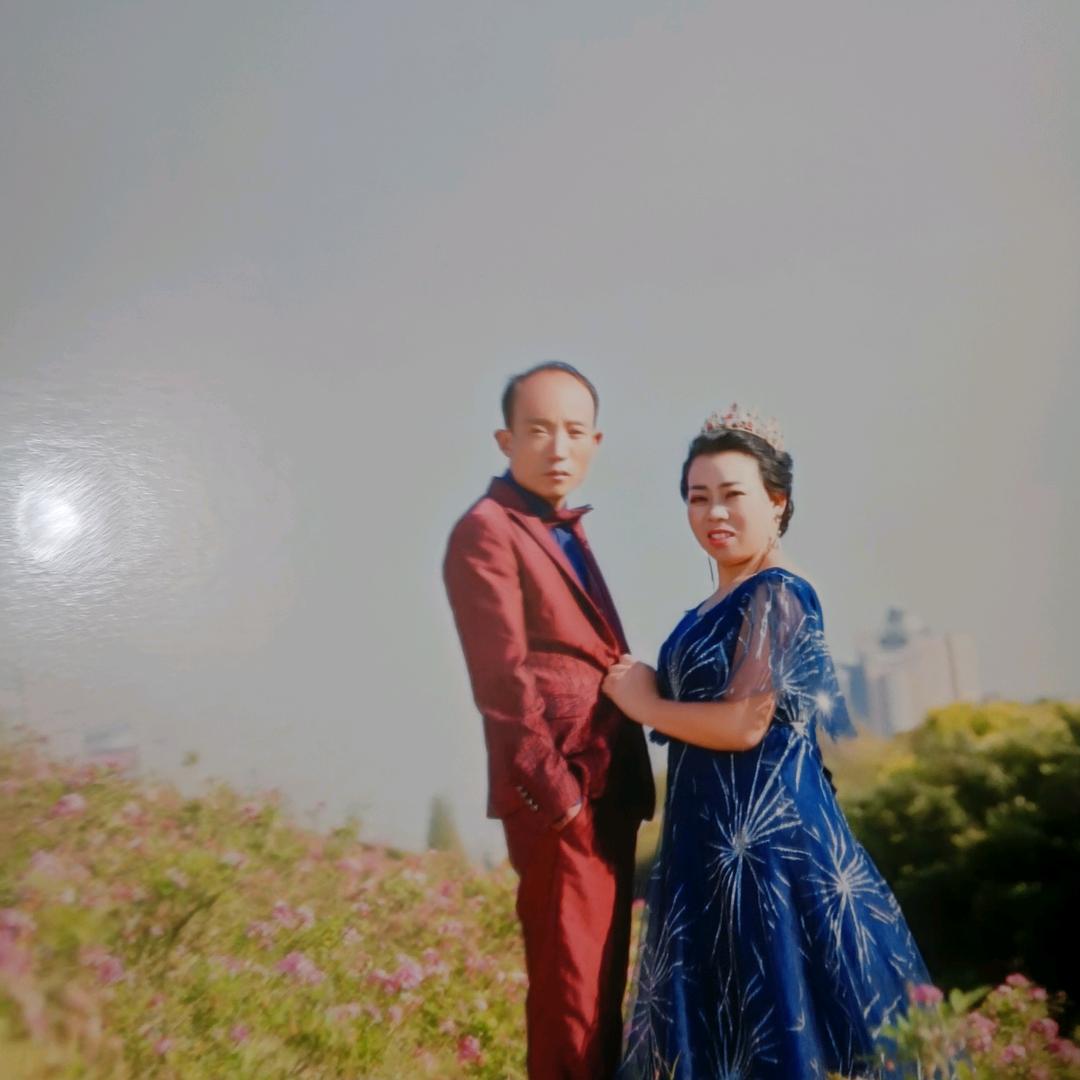 开卡车的司机。