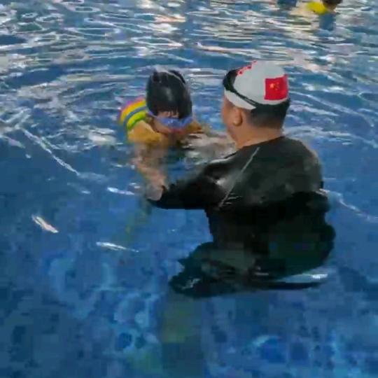 朗祺游泳健身  伍教练