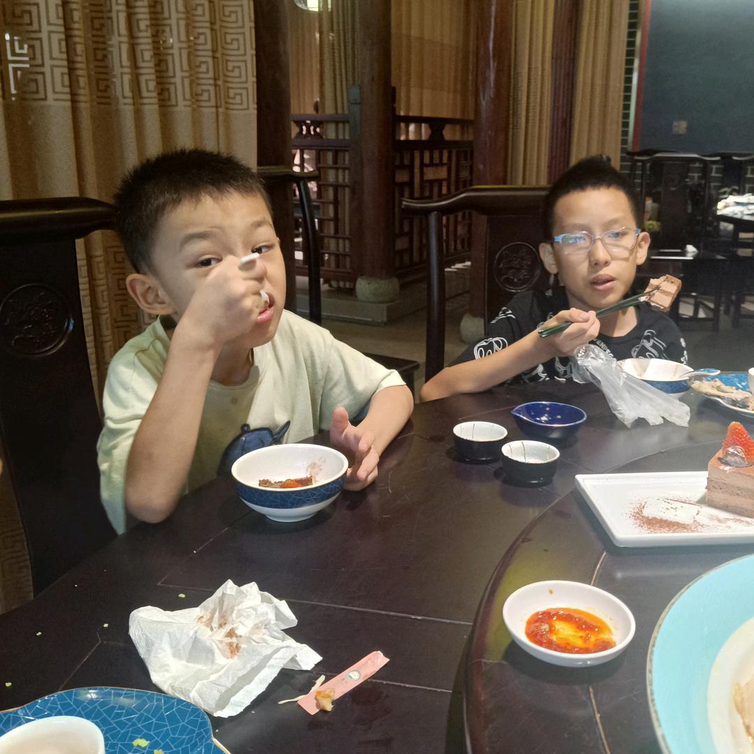 你在干啥呢给你喝可乐。，