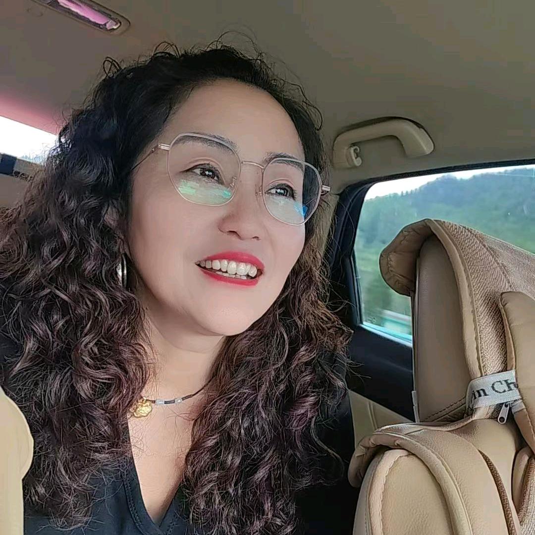 彝族姑娘