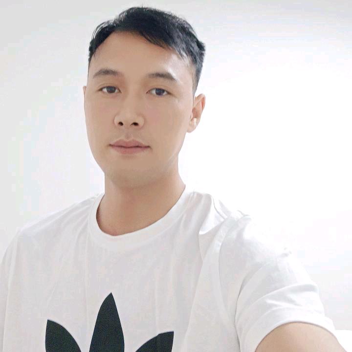 . 叼根牙签守街边