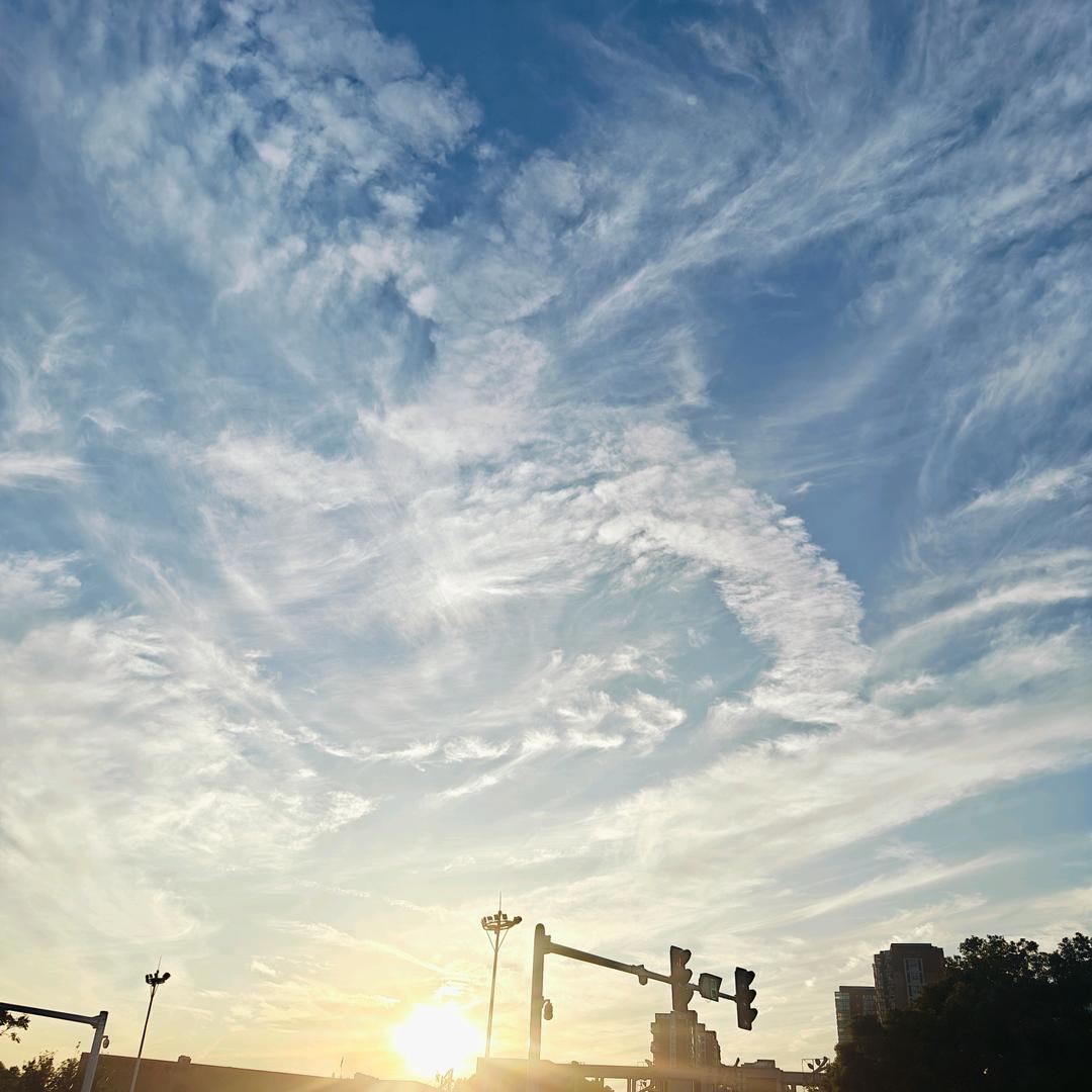 默(●—●)然