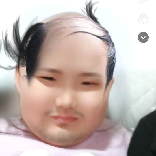 云想衣裳花想容，春风拂槛露华浓