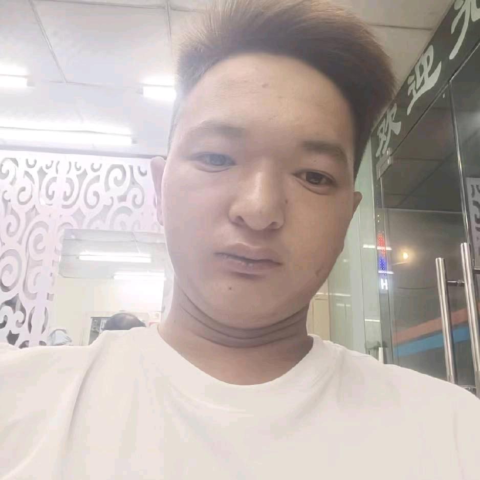 孤独的小男孩。