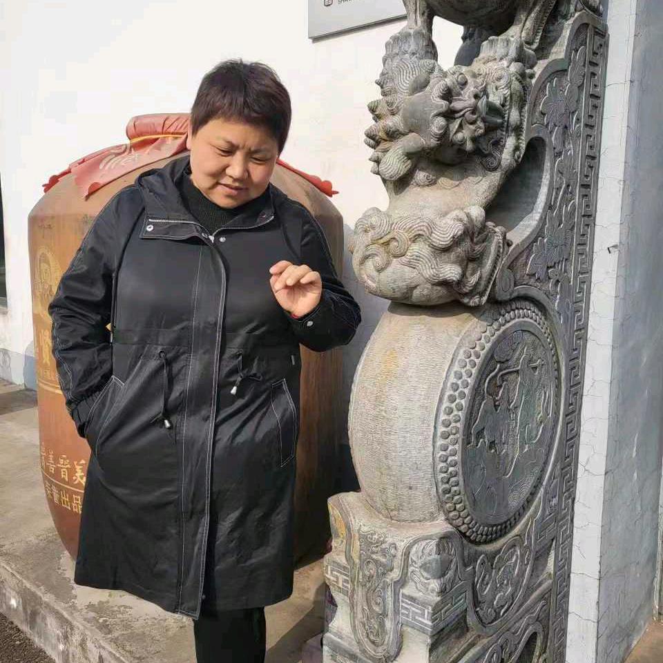 酒吻名酒城老板娘