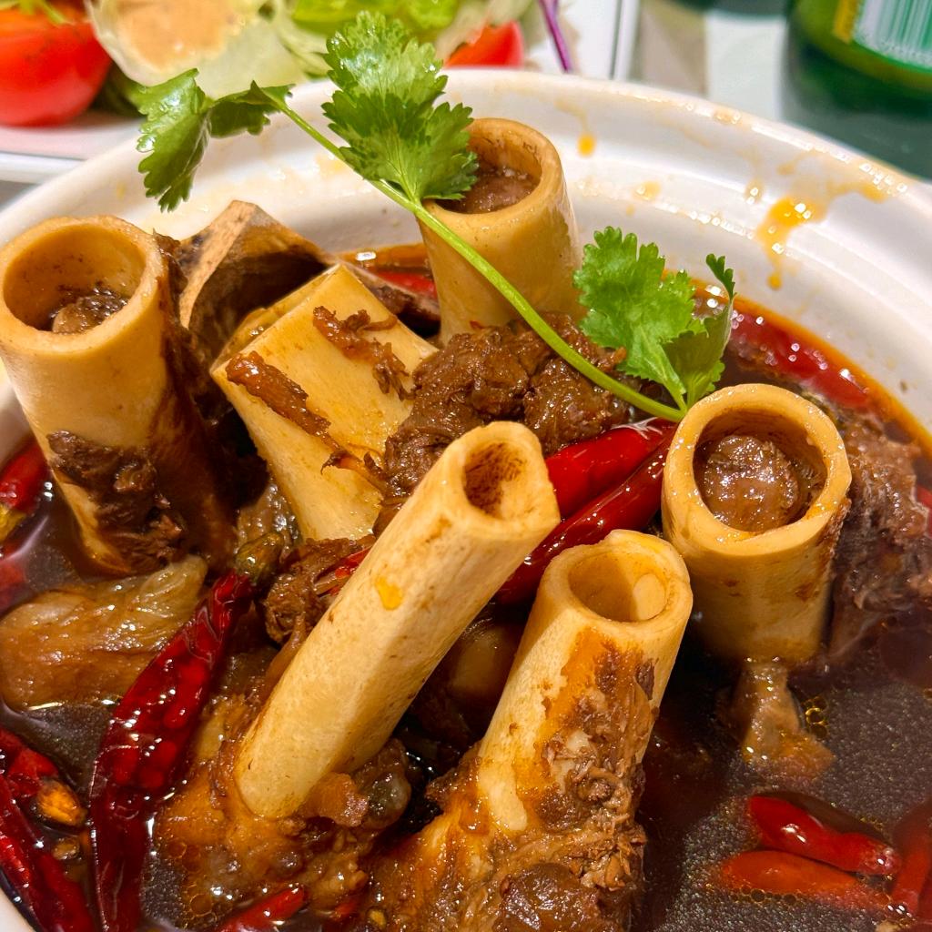 小丫爱吃肉