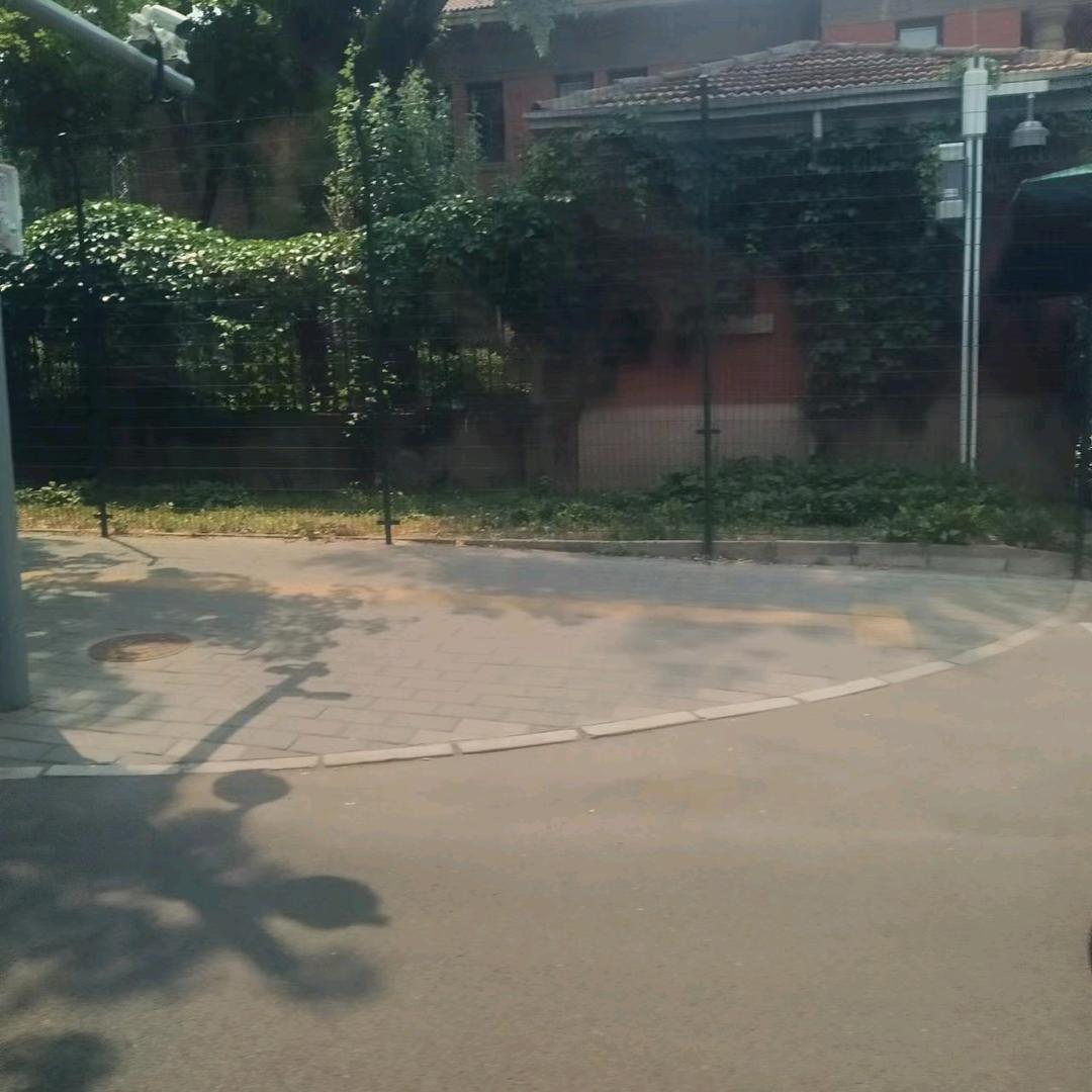 花围着草转