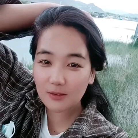 开心的笑着