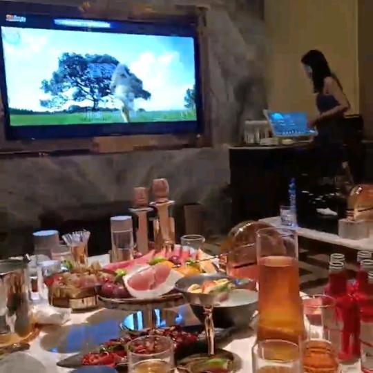 宁愿工地脱层皮，也要抖音当榜一