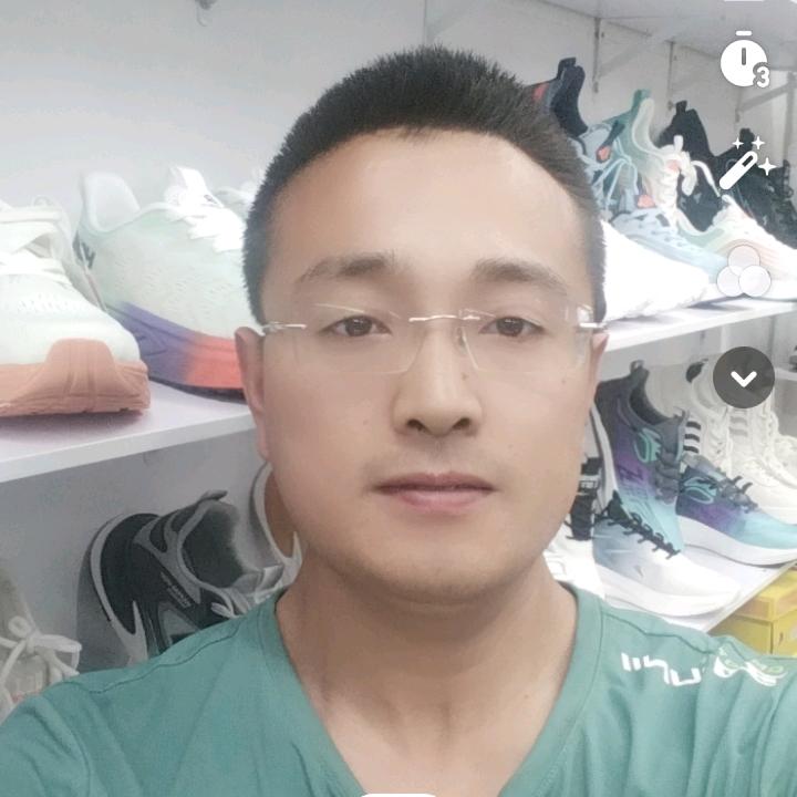 在东平卖鞋的小伙子尚庄众客临鞋业