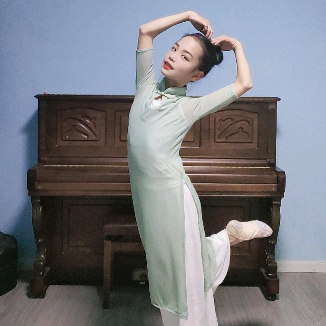 姐姐跳舞妹妹弹琴