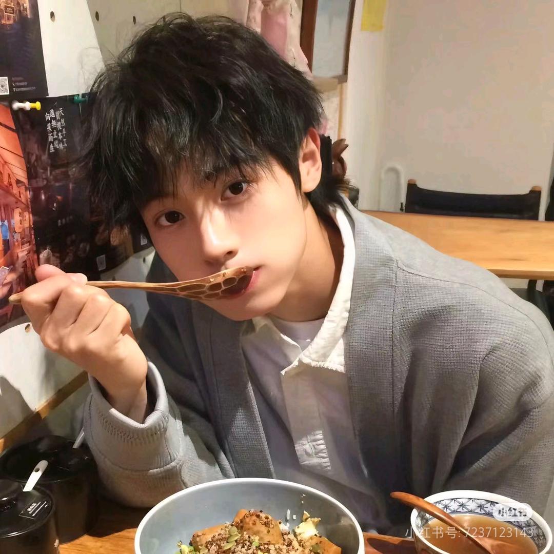 用勺子吃